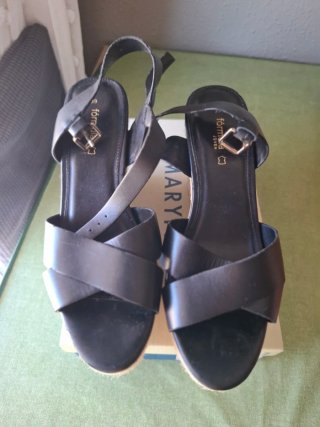 FORMULA JOVEN Sandalias Negras Cuña