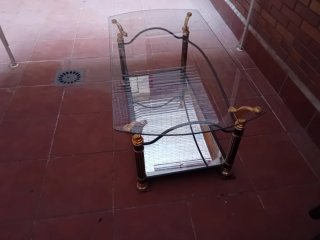 Mesa de centro cristal y metal dorada