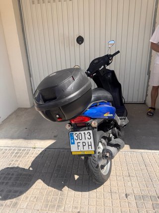 Moto Scooter 125cc Azul y Negra