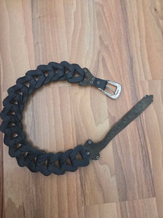 Cinturón de piel con eslabones plateados