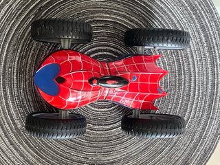 Coche Spiderman con ruerdas que Rotan
