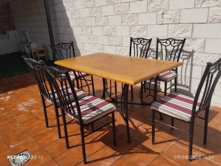 Mesa de forja y madera con 6 sillas