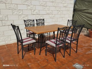 Mesa de forja y madera con 6 sillas