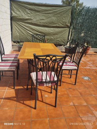 Mesa de forja y madera con 6 sillas