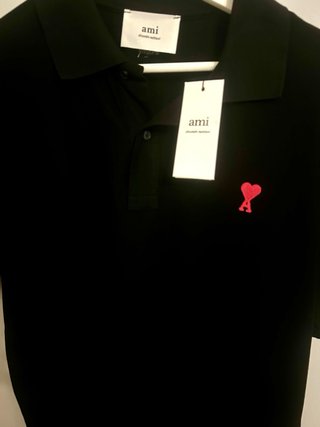 Polo Ami Paris Negro con Corazón Rojo