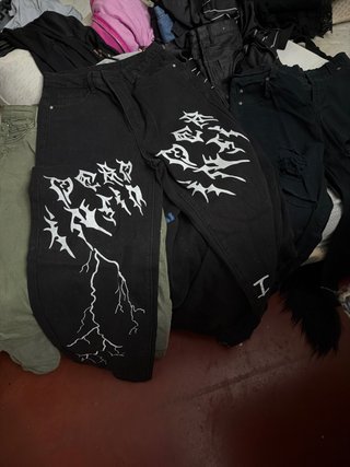 Vaqueros negros con diseño de rayo