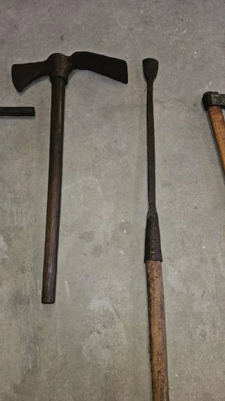 Herramientas antiguas de metal y madera