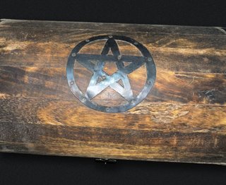 Caja de Madera Decorada con Pentagrama