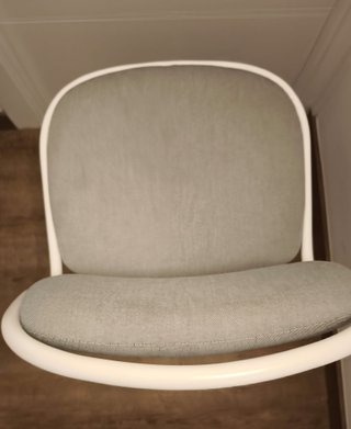Silla de escritorio gris y blanca