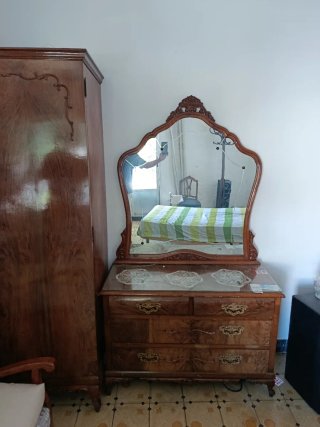 Cómoda antigua de madera con espejo