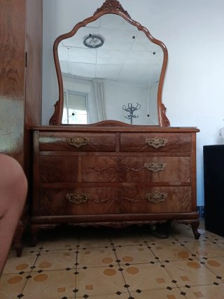 Cómoda antigua de madera con espejo