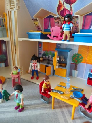 Casa Playmobil con muñecos y accesorios