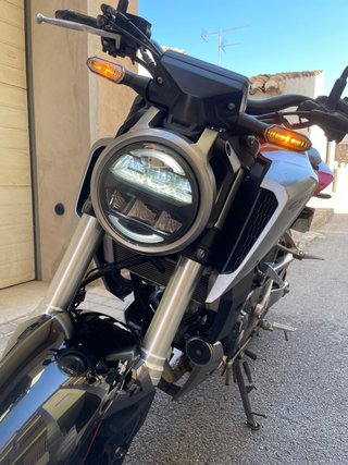 Honda CB 125 R roja y plata