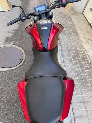 Honda CB 125 R roja y plata