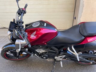 Honda CB 125 R roja y plata