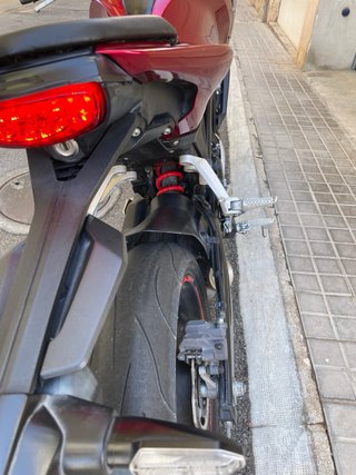 Honda CB 125 R roja y plata