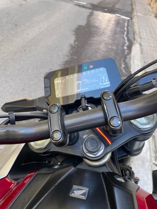 Honda CB 125 R roja y plata