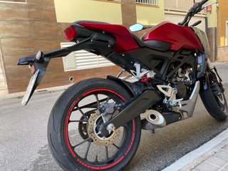 Honda CB 125 R roja y plata