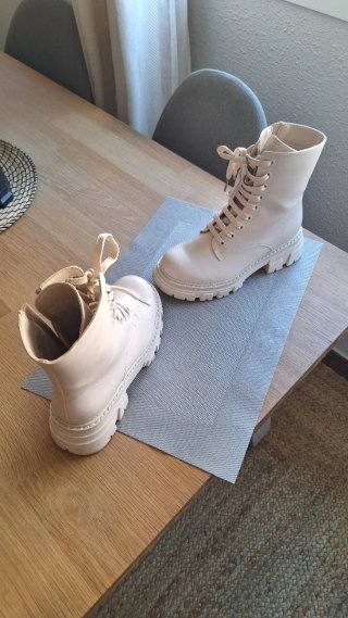 Botas de mujer beige con cordones