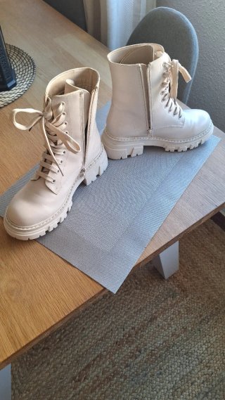 Botas de mujer beige con cordones