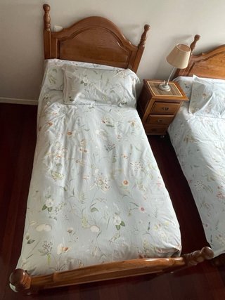 2 Camas de madera con somier