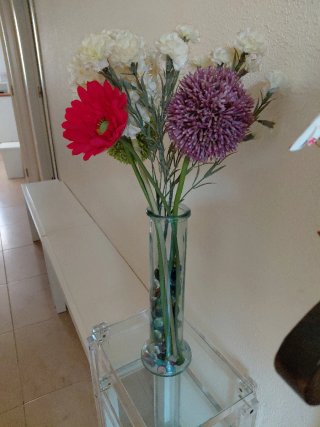 Jarrón de cristal con flores artificiales