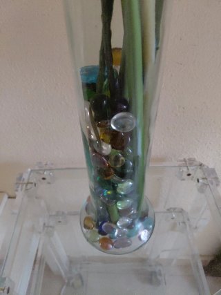 Jarrón de cristal con flores artificiales