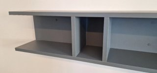 Estantería flotante gris y azul