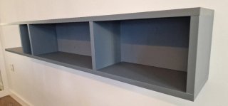 Estantería flotante gris y azul