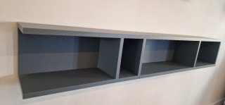 Estantería flotante gris y azul