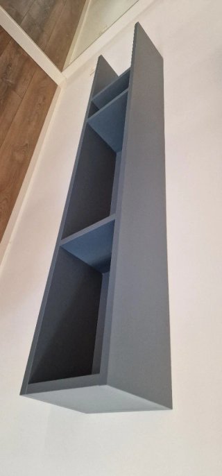 Estantería flotante gris y azul