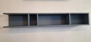 Estantería flotante gris y azul