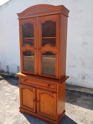 Vitrina en pino y cristal