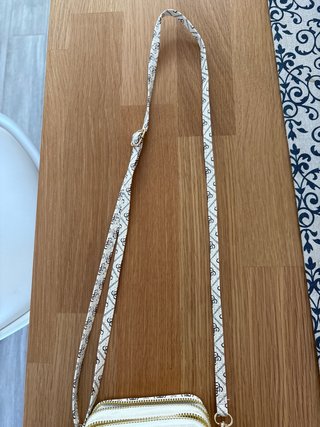 Bolso de mano blanco con estampado