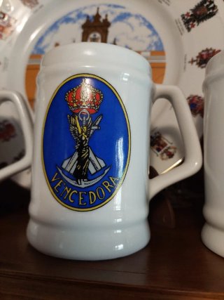Jarra militar Vencedora con escudo