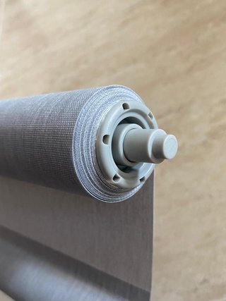 Estor enrollable gris y blanco