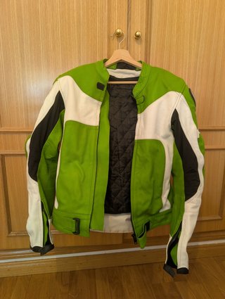 Mono moto piel 2 piezas con muy poco uso, verde