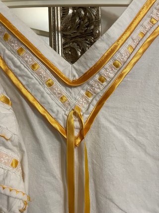 Camisa blanca bordada dorada talla única