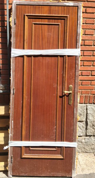 Puerta madera con marco aluminio