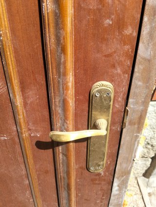 Puerta madera con marco aluminio