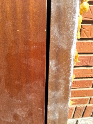 Puerta madera con marco aluminio