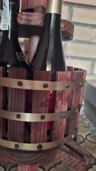 Botellero rústico de madera y metal