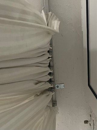 Par de cortinas beige con guía de techo
