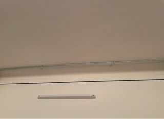 Par de cortinas beige con guía de techo