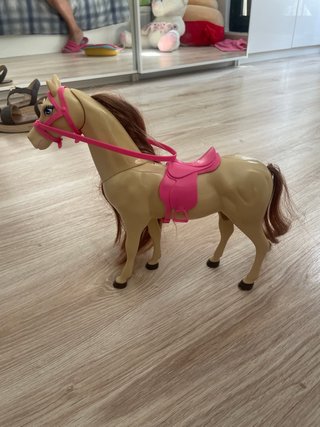 Muñeco caballo con accesorios
