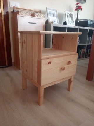 Mesita de noche de madera con amplio cajón