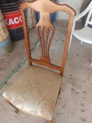 Silla de madera tapizada para salón.