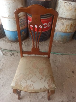 Silla de madera tapizada para salón.