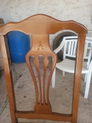 Silla de madera tapizada para salón.