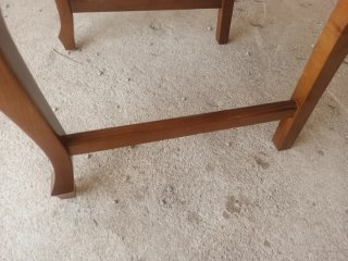 Silla de madera tapizada para salón.
